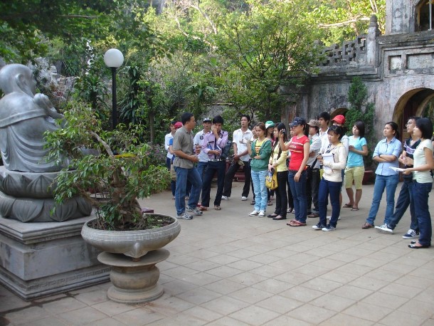 Sinh viên hướng dẫn du lịch tại điểm du lịch chùa Tam Thai – Ngũ Hành Sơn – 1