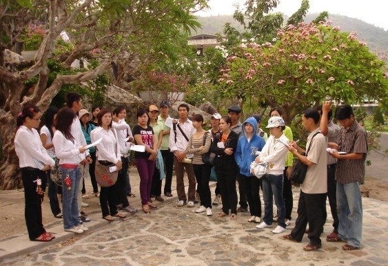 Học viên lớp Hướng dẫn du lịch trong giờ học tại điểm ảnh Đoàn Văn Tỵ 2