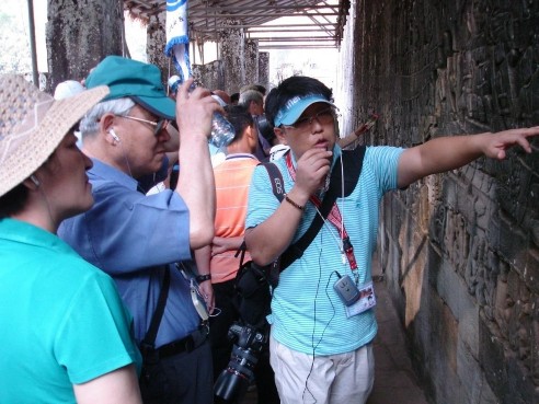 Hướng dẫn viên suốt tuyến khi đến các điểm tham quan du lịch cùng đoàn khách 1