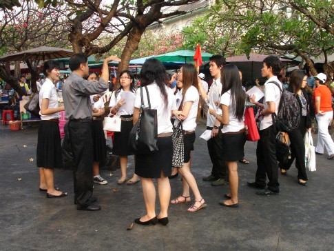 Điều chỉnh tốc độ đi bộ ở mức vừa phải sao cho các thành viên trong đoàn 2