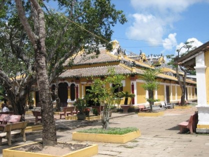 Đình Bình Thủy tên cũ là đình Long Tuyền tọa lạc tại phường Bình Thủy 2