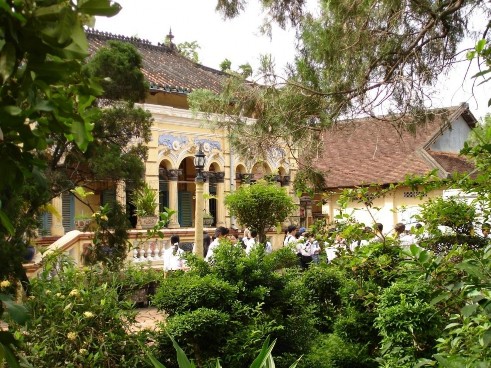 Khuôn viên chùa rộng lớn với 4 500m 2 phía sau là khu vườn cây xum xuê bóng mát 3