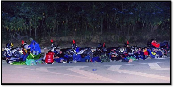 Hình 07 Bức ảnh dậy sóng cộng đồng khi 50 phượt thủ nằm ngủ bên lề 7