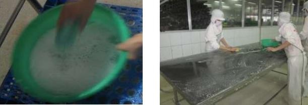 Hình 4 15 Công nhân đang chà vào thau xà phòng hay dội xà phòng lên bề mặt Bước 2