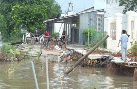 Hình 1 Tình trạng sạt lở bờ sông đang diễn ra ngày một gia tăng ở Sóc Trăng 1