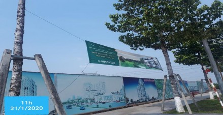 Hình 2 1 Băng rôn treo sai vị trí tại đường Hùng Vương TP Thủ Dầu Một Mặc 1