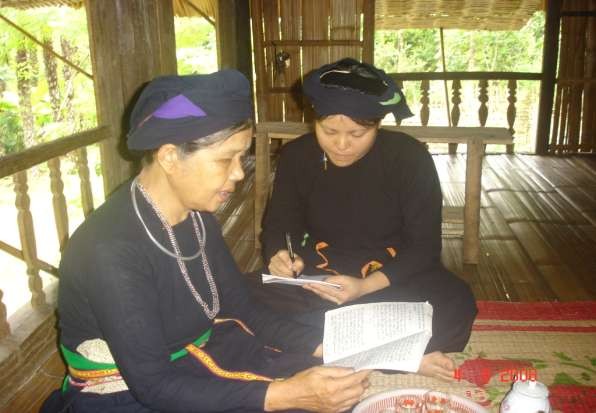 Tác giả đề tài đang ghi chép sưu tầm Hát Iếu Nghệ nhân dạy hát Ảnh nghệ 1