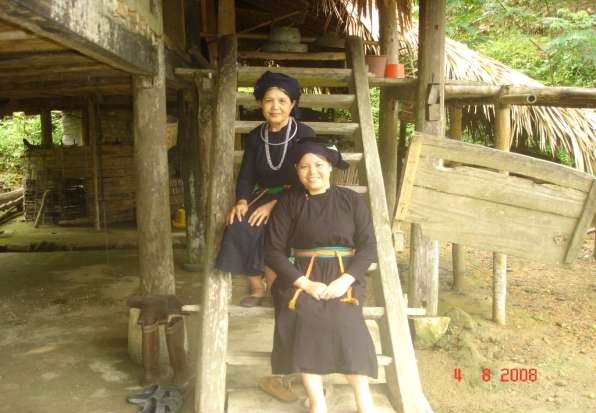 Tác giả đề tài chụp ảnh cùng nghệ nhân Hát Iếu Vi Thị Hoà Tác giả nghe 4