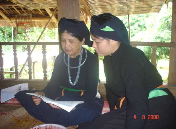 Tác giả nghe nghệ nhân Hát Iếu Ảnh nghệ nhân Hoà bên góc rào vườn quen thuộc 5