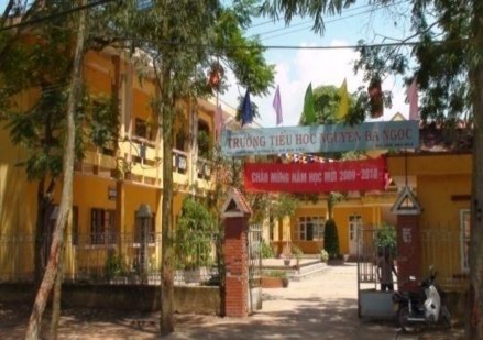 Hình 3 3 Trường Tiểu học Nguyễn Bá Ngọc Trường THCS Trên địa bàn xã có duy 1