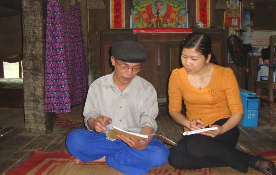 Hình 10 Tác giả luận văn và ông Hoàng Văn Lỷ 63 tuổi thôn Cốc Xả xã Hà Vị 10