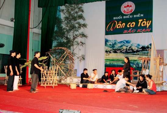 Hình 11 Tiết mục hát Thơ lẩu trong liên hoan Dân ca Tày tại Bắc Kạn Ảnh do 11