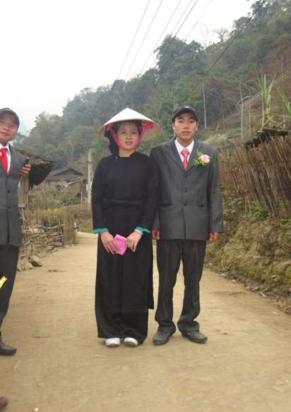 Hình 3 Chú rể La Văn Quý và cô dâu Hoàng Thị Mơ trong ngày cưới Ảnh do tác 3