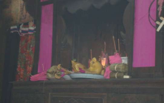 Hình 4 Đồ lễ cúng gia tiên xin phép đi đoàn dâu Ảnh do tác giả chụp trong đám 4