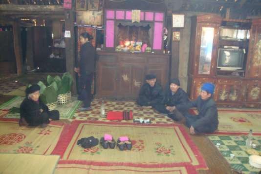 Hình 5 Đoàn nhà trai chuẩn bị thủ tục đi đón dâu Ảnh do tác giả chụp trong 5