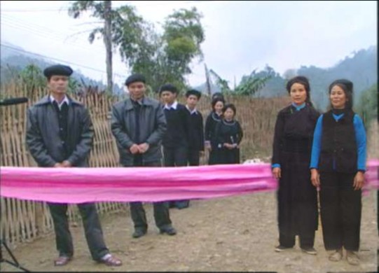 Hình 6 Chăng dây giữ cửa Ảnh tư liệu trích từ đĩa VCD Hoàng Ngọc La Hình 7 6