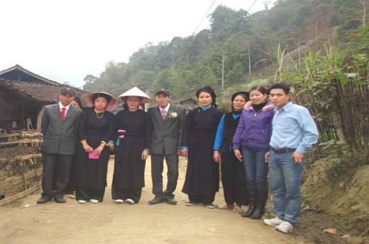 Hình 7 Lễ cưới tại bản Tày Tác giả và đoàn đón dâu tại cổng nhà trai Ảnh 7