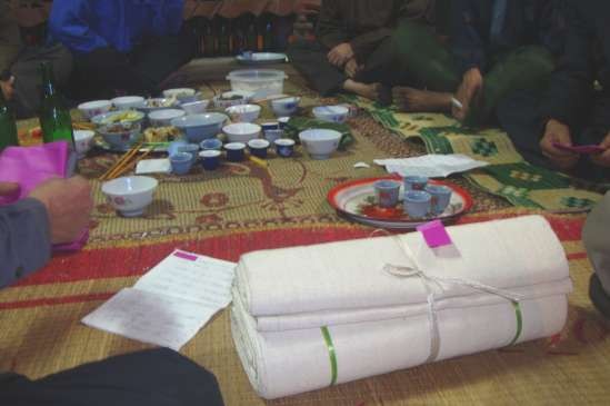 Hình 8 Lễ giao nộp Bằng biên và vải Lằm khấư Ảnh do tác giả chụp trong đám 8