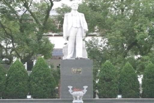 Tượng đài đồng chí Hoàng Văn Thụ Ải Chi Lăng Núi Mặt Quỷ Thành nhà Mạc 1