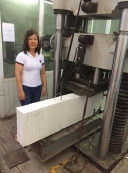 Hình 3 7 Thí nghiệm uốn dầm Sử dụng thiết bị kích có năng lực 100T để gia 10