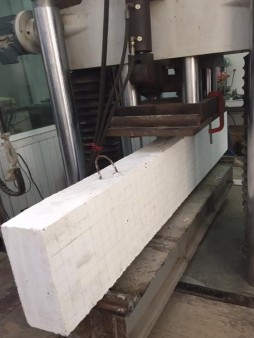 Hình 3 7 Thí nghiệm uốn dầm Sử dụng thiết bị kích có năng lực 100T để gia 9