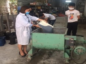 Hình 2 Trộn hỗn hợp bê tông cốt sợi bằng máy trộn cưỡng bức Tiến hành 6