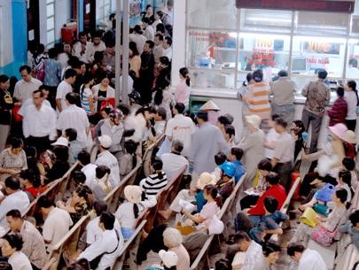 Người bệnh xếp hàng chờ lấy phiếu khám tại bệnh viện Việt Đức Các BV 1