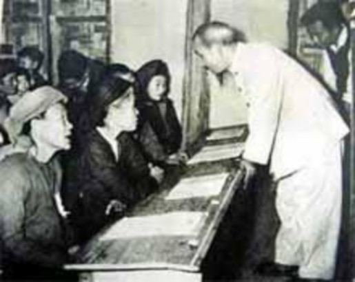 Phong trào bình dân học vụ Phong trào tăng gia sản xuất Những bức ảnh trên 8