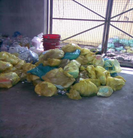 Hình 6 3 Rác tái chế tập trung cạnh lò đốt Bệnh viện Đa Khoa TW Cần Thơ Bùi 3