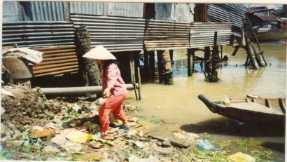 Hình 6 8 Môi trường nước ô nhiễm do rác thải được vứt xuống sông Bùi Thị 7