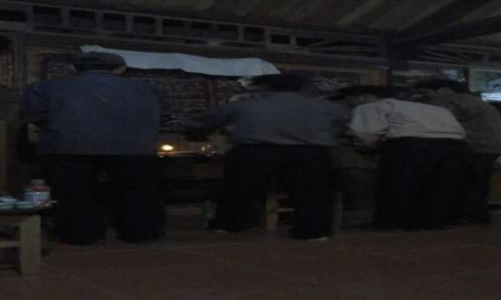 Ảnh 11 Các thầy cúng quay tròn vái xung quanh ba lần để t lỗi với các thần 11