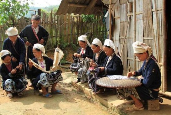 Ảnh 12 Phụ nữ Dao tiền ngồi thêu vải ảnh sưu tầm 12