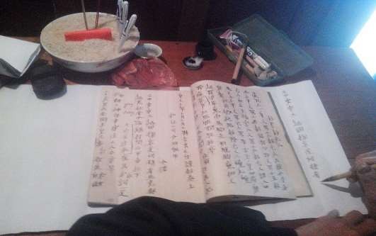 Ảnh 8 Thầy viết chữ Nôm Dao kể về lai lịch của người mất trong đám tang 8