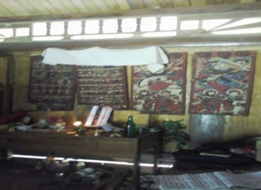 Ảnh 9 Bàn thờ của các vị thần thánh Nguồn Tác giả Ảnh 10 Khoi tàn cúng trong 9