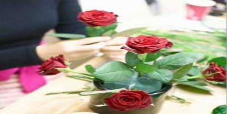 Hình 44a – Tiếp theo cắt 4 cành hồng đỏ cắm xung quanh Hình 44b – Tiếp đến 1