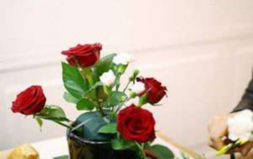 Hình 44b – Tiếp đến bạn cắm các cành cẩm chướng trắng xen kẽ giữa các hoa 2