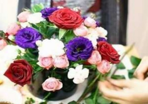 Hình 44c – Sau đó cắm thêm cành hoa cát tường tím hoa hồng xen kẽ giữa các hoa 3