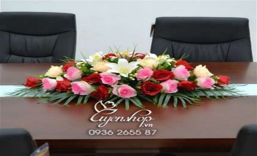 Hình 45 Bình thấp hình elip Câu hỏi Câu 1 Trình bày cách cắm hoa trên bình thấp 5