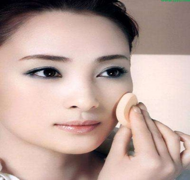 Hình 26 – Sử dụng phấn nền 1 5 6 Dùng phấn phủ Phấn phủ trong trang điểm 2