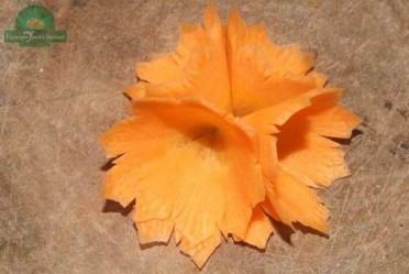Hình 4 16 Hoa cà rốt Cách 1 Chọn cà rốt củ to vừa tròn đều và thẳng Giữ 3