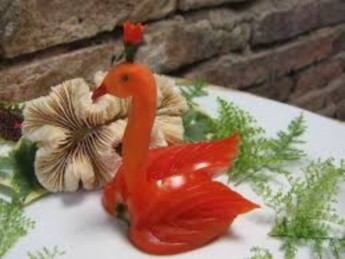 Hình 4 20 Con thiên nga từ cà chua Chọn quả cà chua to thon hình elíp tươi hồng 7