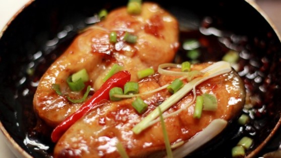 Hình 5 6 Cá kho tộ Bước 1 Chuẩn bị nguyên liệu cho 10 xuất Cá quả 1 kg Gừng 0 2