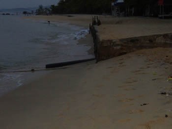 Tuy nhiên nguồn nước thải của khách sạn vẫn hàng ngày hàng giờ đổ thẳng ra 6