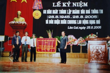 Hình 5 Đồng chí Giàng Seo Phử Ủy viên TW Đảng Bí thư Tỉnh ủy trao cờ lưu 5