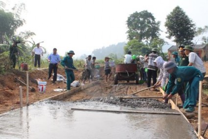 Ảnh 8 Cán bộ chiến sĩ dân quân huyện Thanh Sơn phối hợp với nhân dân xã 8