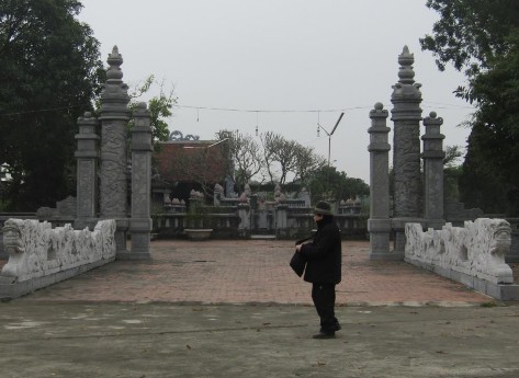 Hình 5 5 Khảo sát lăng Thánh Mẫu 2017 Ảnh Tác giả Hình 5 6 Bình phong lăng Thánh 1