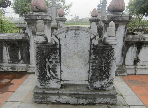 Hình 5 5 Khảo sát lăng Thánh Mẫu 2017 Ảnh Tác giả Hình 5 6 Bình phong lăng Thánh 2