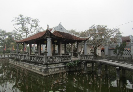 Hình 5 7 Mặt trước phủ Vân Cát 2017 Ảnh Tác giả Hình 5 8 Bia phủ Vân Cát 2017 3