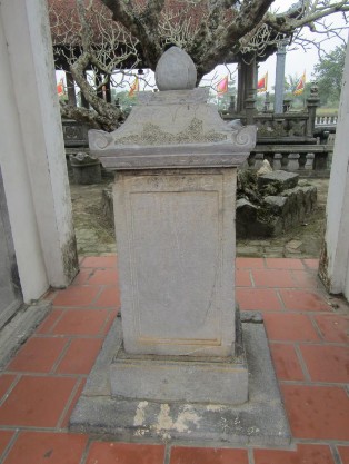 Hình 5 7 Mặt trước phủ Vân Cát 2017 Ảnh Tác giả Hình 5 8 Bia phủ Vân Cát 2017 4