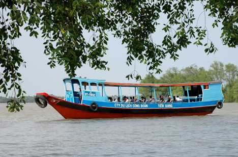 Trường Đại học Kinh tế Huế Tham quan cách làm kẹo dừa Tham quan thưởng thức 2